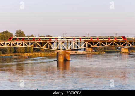 Varsovie, Pologne - 19 septembre 2024 : train de banlieue de SKM Warszawa type Newag Impuls sur le pont sur la Vistule à Varsovie, Pologne. Banque D'Images