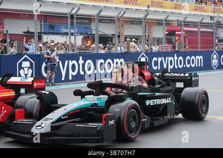 4 mai 2025, Miami International Autodrome, Miami, formule 1 Crypto.com Miami Grand Prix 2025. Sur la photo est un défilé de conducteur avec d'autres véhicules. Cette fois, les pilotes roulent autour de la piste dans des voitures de formule 1 en Lego et s’amusent clairement. George Russell (GBR), Mercedes-AMG Petronas Formula One Team, Andrea Kimi Antonelli (ITA), Mercedes-AMG Petronas Formula One Team Banque D'Images