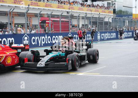 4 mai 2025, Miami International Autodrome, Miami, formule 1 Crypto.com Miami Grand Prix 2025. Sur la photo est un défilé de conducteur avec d'autres voitures. Cette fois-ci, les pilotes roulent autour de la piste dans des voitures de formule 1 Lego et passent clairement un bon moment. George Russell (GBR), Mercedes-AMG Petronas Formula One Team, Andrea Kimi Antonelli (ITA), Mercedes-AMG Petronas Formula One Team Banque D'Images