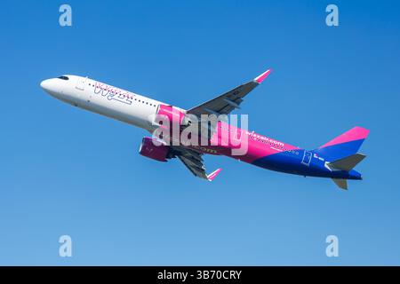 Rome, Italie - 6 mars 2025 : Airbus A321neo de Wizzair à l'aéroport de Fiumicino à Rome, Italie. Banque D'Images