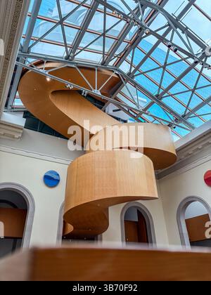 Musée des beaux-arts de l'Ontario, Toronto. Vue de l'emblématique escalier en bois en spirale conçu par Frank Gehry sous un plafond de verre dans le Walker court. Banque D'Images