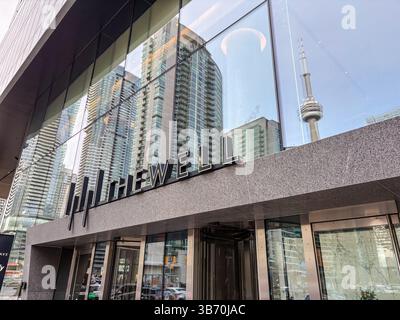 Le puits. Vue extérieure du développement moderne à usage mixte au centre-ville de Toronto, Canada, avec des reflets de la Tour CN et des bâtiments environnants Banque D'Images
