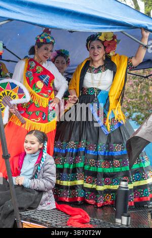 Detroit, Michigan, États-Unis. 4 mai 2025. Le défilé annuel du Cinco de Mayo a eu lieu dans le sud-ouest de Detroit, une communauté américano-mexicaine, un jour pluvieux de printemps. Crédit : Jim West/Alamy Live News Banque D'Images