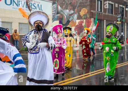 Detroit, Michigan, États-Unis. 4 mai 2025. Le défilé annuel du Cinco de Mayo a eu lieu dans le sud-ouest de Detroit, une communauté américano-mexicaine, un jour pluvieux de printemps. Crédit : Jim West/Alamy Live News Banque D'Images