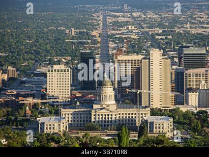 Vue depuis Ensign Downs Park avec le Capitole de l'État de l'Utah aligné sur State Street Banque D'Images