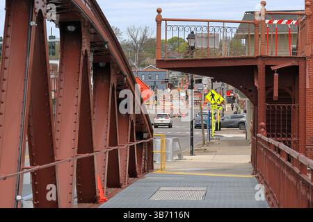 Fairport, NY, USA - 1er mai 2025 - construction en cours sur la rue principale de Fairport dans le cadre du projet de remplacement du pont et de paysage urbain Banque D'Images