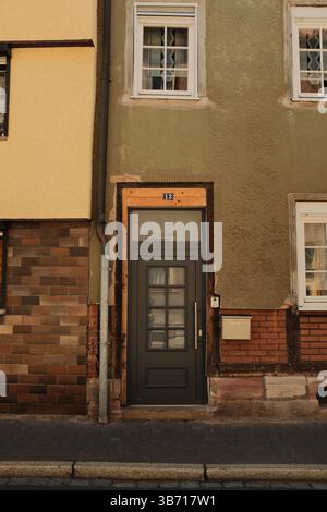 façades de maisons européennes traditionnelles colorées et fenêtres encadrées en bois avec un design vintage et des murs texturés. Photo de haute qualité Banque D'Images