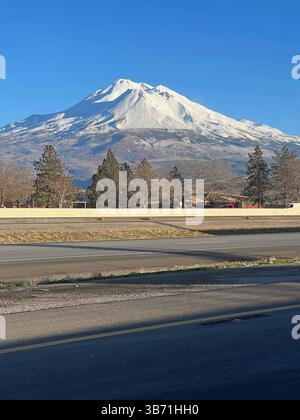 Mont Shasta vertical, Californie Banque D'Images