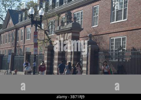 Cambridge, ma, États-Unis. 2 mai 2025. Scènes de la région de l'Université Harvard. Étudiants et visiteurs marchent le long de Massachusetts Avenue à Harvard Square. Harvard University est une région active et pittoresque qui contribue à l'art et à la culture et à la vie intellectuelle et économique de la région et au-delà. (Crédit image : © Kenneth Martin/ZUMA Press Wire) USAGE ÉDITORIAL SEULEMENT ! Non destiné à UN USAGE commercial ! Banque D'Images