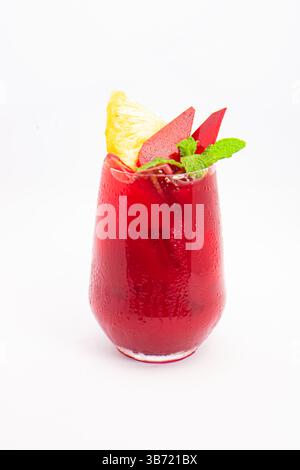 smoothie de betterave rouge ou de baies avec tranche d'ananas et garniture de menthe servi dans un verre transparent sur fond blanc. Photo de haute qualité Banque D'Images