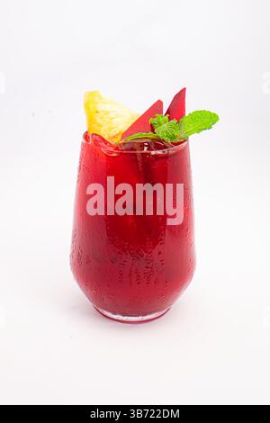 smoothie de betterave rouge ou de baies avec tranche d'ananas et garniture de menthe servi dans un verre transparent sur fond blanc. Photo de haute qualité Banque D'Images