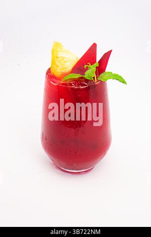 smoothie de betterave rouge ou de baies avec tranche d'ananas et garniture de menthe servi dans un verre transparent sur fond blanc. Photo de haute qualité Banque D'Images