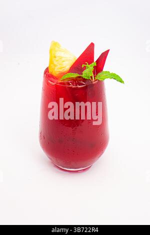 smoothie de betterave rouge ou de baies avec tranche d'ananas et garniture de menthe servi dans un verre transparent sur fond blanc. Photo de haute qualité Banque D'Images