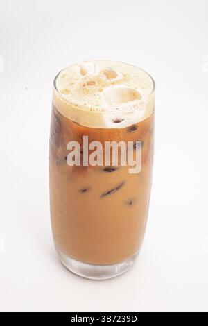 café glacé avec de la crème et des glaçons servis dans un grand verre transparent avec dessus mousseux photographié sur fond blanc. Photo de haute qualité Banque D'Images