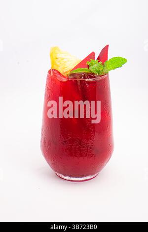 smoothie de betterave rouge ou de baies avec tranche d'ananas et garniture de menthe servi dans un verre transparent sur fond blanc. Photo de haute qualité Banque D'Images