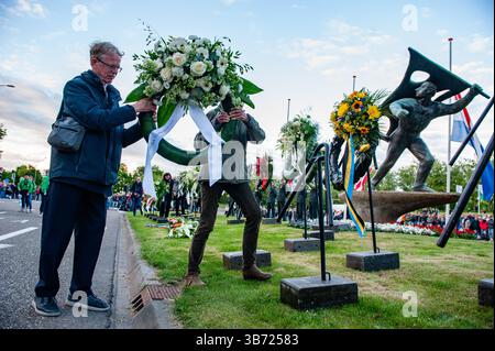 Nimègue, pays-Bas. 04 mai 2025. On voit des gens placer une couronne à côté du monument. À Nimègue, une procession silencieuse a pris la rue jusqu'à la 'Keizer Traianusplein', où se dressent deux monuments en mémoire des victimes de la seconde Guerre mondiale. La cérémonie officielle a commencé par deux minutes de silence, et des couronnes ont été déposées. (Photo par Ana Fernandez/SOPA images/SIPA USA) crédit : SIPA USA/Alamy Live News Banque D'Images