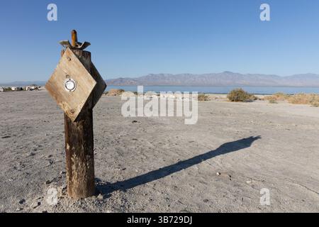 La mer de Salton est le plus grand lac de Californie. La réduction des apports et l'augmentation de la salinité menacent les oiseaux migrateurs, la santé humaine et l'économie de la région. Banque D'Images