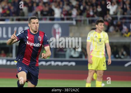 Bologne, Italie. 04 mai 2025. Remo Freuler du Bologna FC célèbre après avoir marqué un but lors du match de football italien Serie A entre le Bologna FC et le Juventus FC au stade Renato dall'Ara. Score final ; Bologna FC 1 :1 Juventus FC crédit : SOPA images Limited/Alamy Live News Banque D'Images