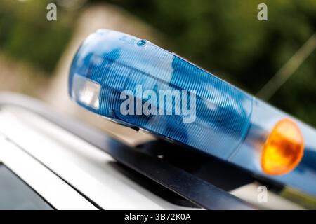 Bardolino, Italie. 26 avril 2025. La lumière bleue peut être vue sur le toit d'un véhicule d'urgence de la Croix-Rouge italienne 'Croce Rossa Italiana' à Bardolino sur le lac de Garde en Italie. La Croix-Rouge italienne est la Société nationale de la Croix-Rouge italienne. Crédit : Matthias Balk/dpa/Alamy Live News Banque D'Images