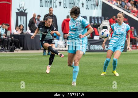 Harrison, New Jersey, États-Unis. 4 mai 2025. Bruninha (3) du Gotham FC en action lors d'un match de saison régulière de la NWSL contre le Chicago FC au Sports Illustrated Stadium à Harrison, NJ le 4 mai 2025. La partie s'est terminée par un tirage au sort sans but. (Crédit image : © Lev Radin/Pacific Press via ZUMA Press Wire) USAGE ÉDITORIAL SEULEMENT ! Non destiné à UN USAGE commercial ! Banque D'Images