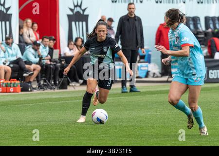 Harrison, New Jersey, États-Unis. 4 mai 2025. Bruninha (3) du Gotham FC contrôle le ballon lors d'un match de saison régulière de la NWSL contre le Chicago FC au Sports Illustrated Stadium à Harrison, NJ le 4 mai 2025. La partie s'est terminée par un tirage au sort sans but. (Crédit image : © Lev Radin/Pacific Press via ZUMA Press Wire) USAGE ÉDITORIAL SEULEMENT ! Non destiné à UN USAGE commercial ! Banque D'Images