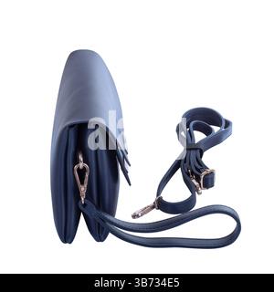 Vue de profil de la pochette bleue pour femmes avec poignée détachable isolée sur fond blanc Banque D'Images