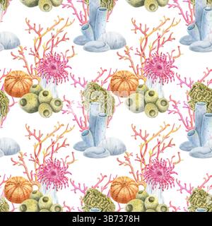 Motif aquarelle sans couture avec coraux colorés, anémone de mer, éponges et oursins de mer sur fond blanc. Idéal pour les tissus sur le thème de l'océan Banque D'Images