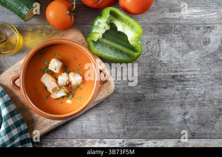 Soupe traditionnelle espagnole Gazpacho dans un bol sur une table en bois Banque D'Images