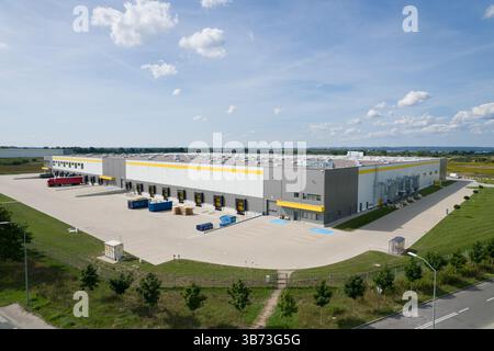 Centre de distribution : vue aérienne de l'entrepôt logistique. Banque D'Images