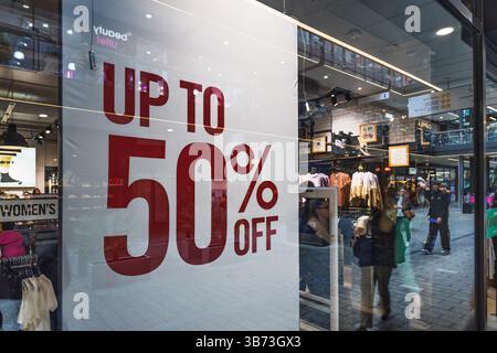 Affiche de vente au détail indiquant « jusqu'à 50 % de rabais ». Londres, Royaume-Uni, 17 mars 2024 Banque D'Images