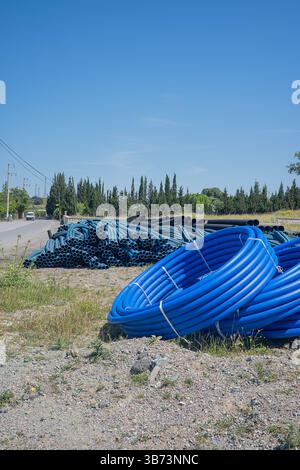 Tuyau de serpentin bleu pour systèmes d'irrigation, tuyau de drainage. Banque D'Images