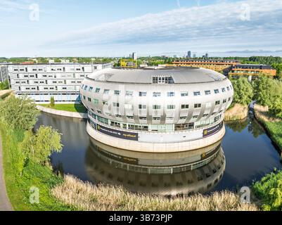 ALMERE, PAYS-BAS - 3 MAI 2025 : vue aérienne du Fashion Dome, un bâtiment en forme d'OVNI à côté de l'autoroute A6. Banque D'Images