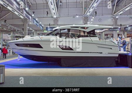 Pasila, Helsinki, Finlande – 12 février. 2025 : Grandezza 37 Boat au salon Vene (Boat) 2025 au Messukeskus Helsinki. Banque D'Images