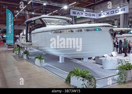 Pasila, Helsinki, Finlande – 12 février. 2025 : Saxdor 340 Boat au Vene (Boat) 2025 show au Messukeskus Helsinki. Banque D'Images