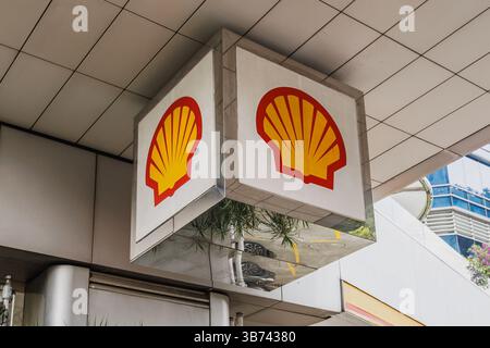 Hong Kong, Chine. 26 mars 2025. Un logo de Shell station, l'une des plus grandes entreprises énergétiques du monde, est visible à Hong Kong. Shell soupeserait les mérites d'une éventuelle reprise de son concurrent BP, suite à une chute brutale de la valeur marchande de BP. Bien qu’aucune offre formelle n’ait été faite, cette décision, si elle est poursuivie, pourrait remodeler le paysage énergétique mondial et faire l’objet d’un examen réglementaire intense. (Photo de May James/SOPA images/SIPA USA) crédit : SIPA USA/Alamy Live News Banque D'Images
