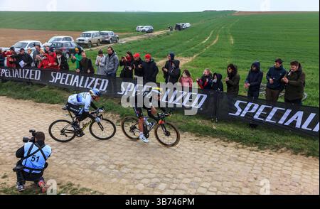 Viesly, France - 14 avril 2019 : deux cyclistes (Matteo Trentin de Mitchelton-Scott Team et Yves Lampaert de Deceuninck-Quick Step Team) roulent sur le Banque D'Images
