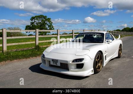 Années 1995 90 années 90 Blanc Mazda Rx-7 Twin Turbo car Coupe essence 1300 cc, moteur avant, propulsion arrière, voiture de sport à moteur rotatif ; les voitures japonaises assistent à un rallye à Heskin Hall, Royaume-Uni Banque D'Images