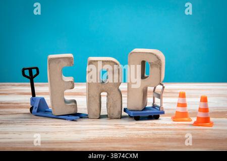 ERP. Lettres d'alphabet en béton sur un fond blanc en bois et bleu. Banque D'Images