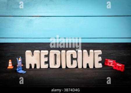 MÉDECINE. Texte à partir de lettres de l'alphabet concret sur une table en bois noir. Banque D'Images