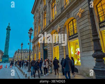 Paris, France, foule, scène de rue, nuit, boutique de luxe, Louis Vuitton, LVMH, (place Vendôme) Banque D'Images