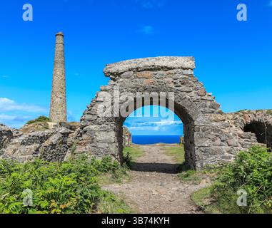 Labyrinthe abandonné du calcinateur d'arsenic, un site du patrimoine industriel dans l'ancienne mine d'étain Botallack près de Pendeen, Cornwall, Angleterre, Royaume-Uni. Banque D'Images