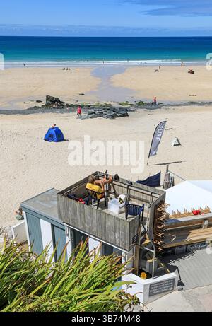 Un sauveteur en service à Porthmeor Beach, équipé Ives, Cornwall, England, UK Banque D'Images