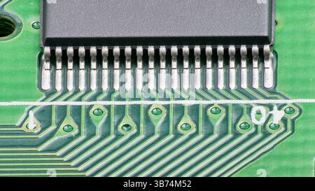 Un regard détaillé sur une carte de circuit imprimé révèle des contacts métalliques et des connexions imprimées, mettant en évidence la complexité de l'assemblage électronique à un fa de technologie Banque D'Images