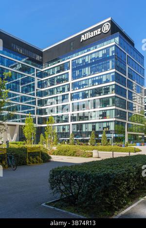 Complexe moderne d'immeubles de bureaux avec des entreprises internationales à Varsovie lors d'un week-end ensoleillé. Logo Allianz, architecture primée. Banque D'Images