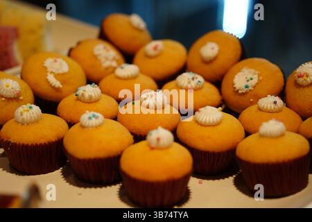 Délicieux Mini Cupcakes avec glaçage Banque D'Images