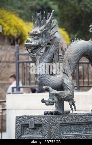 Sculpture de dragon en bronze dans le Palais d'été, Pékin, Chine Banque D'Images