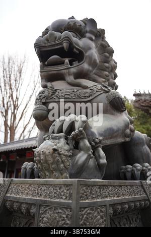 Statue du lion gardien devant un bâtiment ancien au Palais d'été, Pékin, Chine Banque D'Images