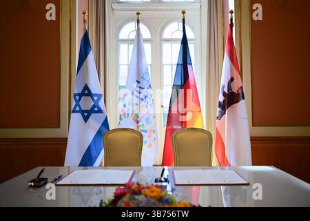 Berlin, Allemagne. 05 mai 2025. Les drapeaux d'Israël (de gauche à droite), de tel Aviv, de l'Allemagne de l'Ouest et de Berlin se dressent avant la signature d'un partenariat urbain entre Berlin et tel Aviv dans les Rotes Rathaus. Crédit : Sebastian Christoph Gollnow/dpa/Alamy Live News Banque D'Images