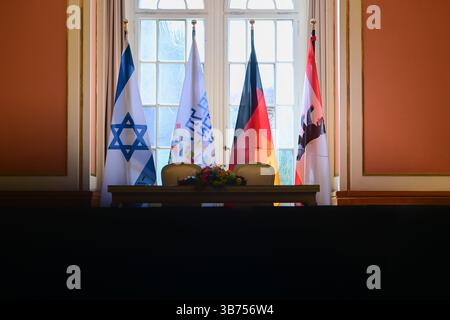 Berlin, Allemagne. 05 mai 2025. Les drapeaux d'Israël (de gauche à droite), de tel Aviv, de l'Allemagne de l'Ouest et de Berlin se dressent avant la signature d'un partenariat urbain entre Berlin et tel Aviv dans les Rotes Rathaus. Crédit : Sebastian Christoph Gollnow/dpa/Alamy Live News Banque D'Images