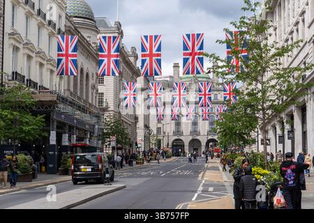 Londres, Royaume-Uni. 24 avril 2025. Des drapeaux britanniques flottent dans le centre de Londres pour marquer l'anniversaire de la fin de la seconde guerre mondiale en Europe. Engin Karmaan/Alamy Live News. Banque D'Images